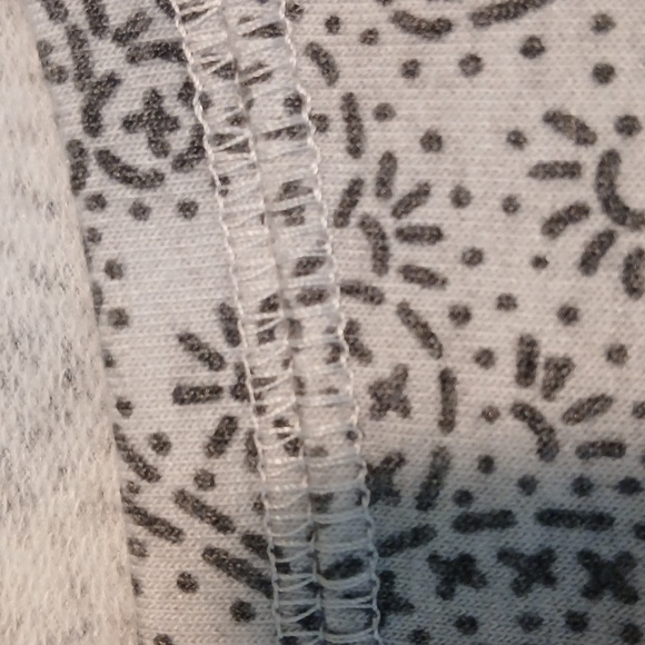 Classic gray graphic design tee with 3/4 sleeves NWOT 🕸 - Picture 8 of 9